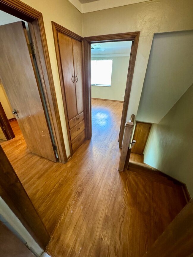 Building Photo - 2 Bedroom - Grandview Area