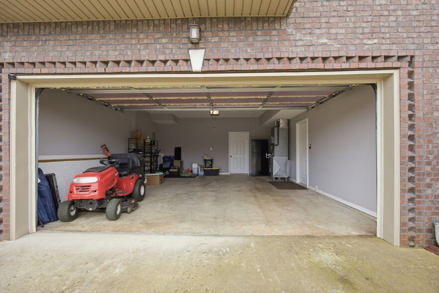 Building Photo - 1060 Henry Place Blvd