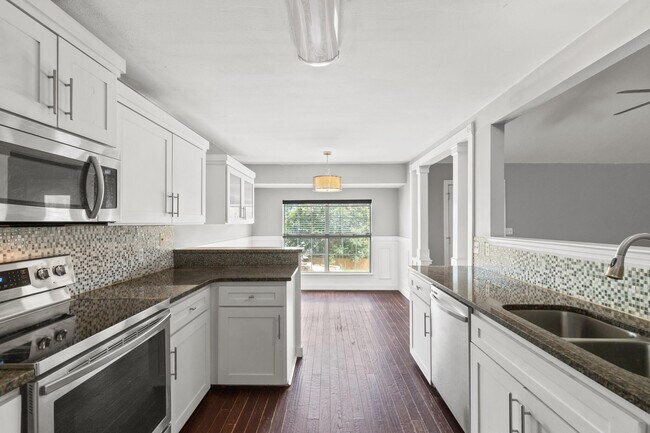Building Photo - 380 Riverchase Blvd