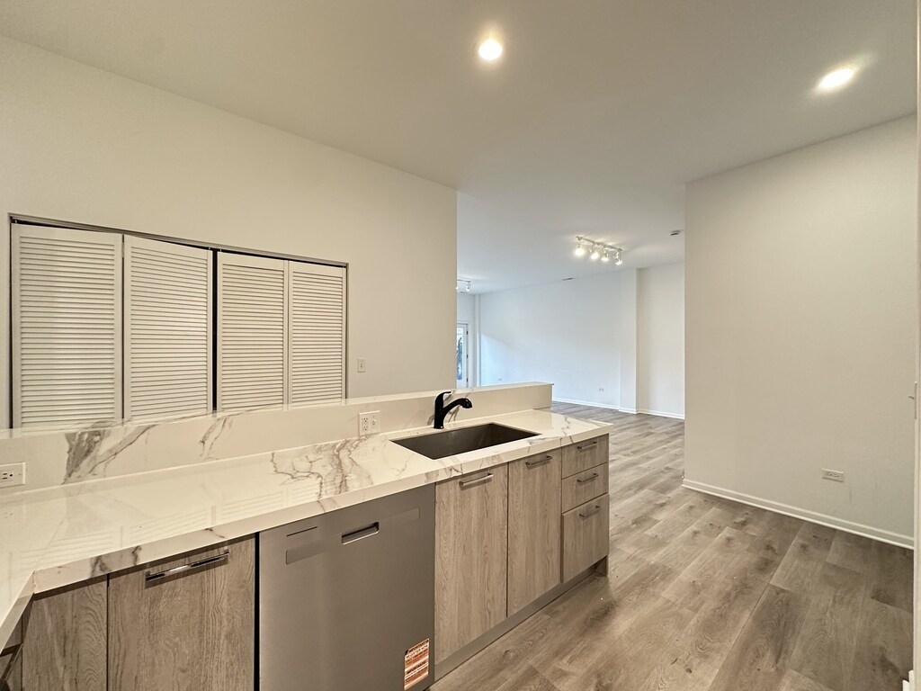 Building Photo - 2550 S Wabash Ave