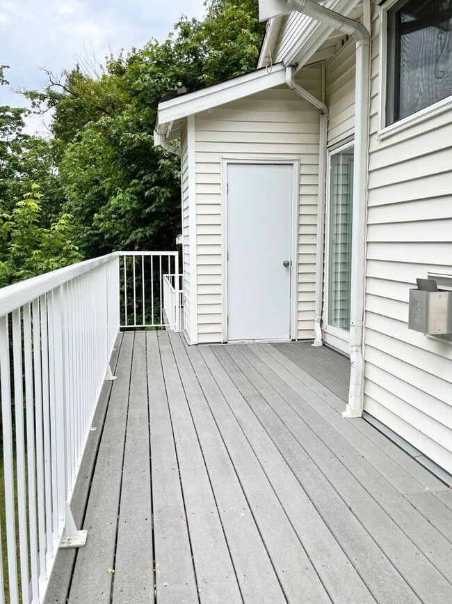 Building Photo - Spacious 2 Bed 2.5 Bath Townhome Style Con...