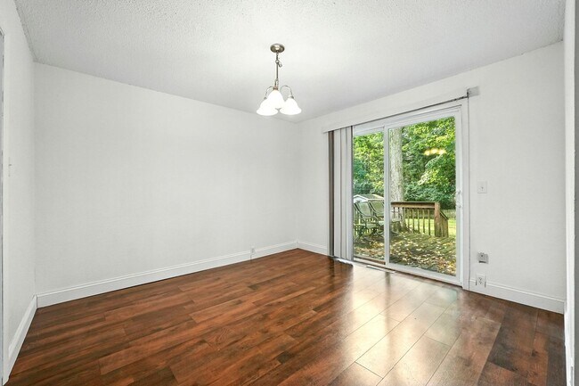 Building Photo - NEW LISTING! 3 BED/2 BATH HOUSE!