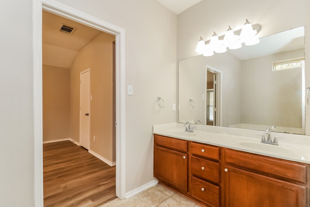 Building Photo - 726 Victoria Dr