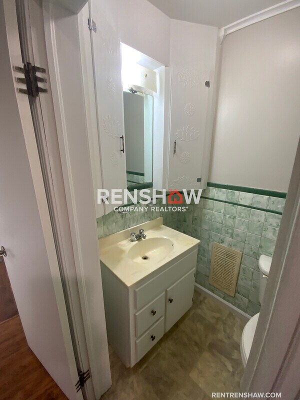 Building Photo - 212 N Poplar St