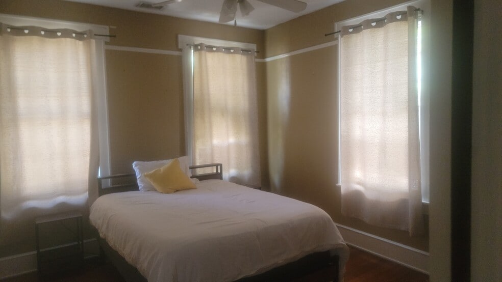 Building Photo - 146 W 6th St