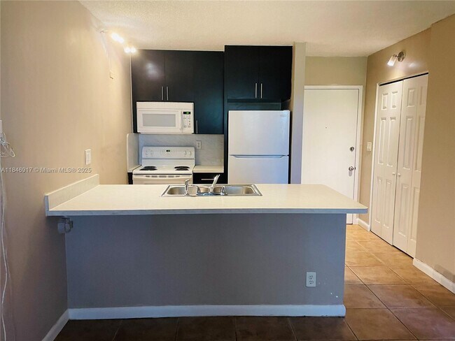 Building Photo - 2401 Riverside Dr