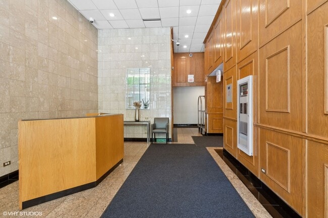 Building Photo - 1540 N La Salle Dr