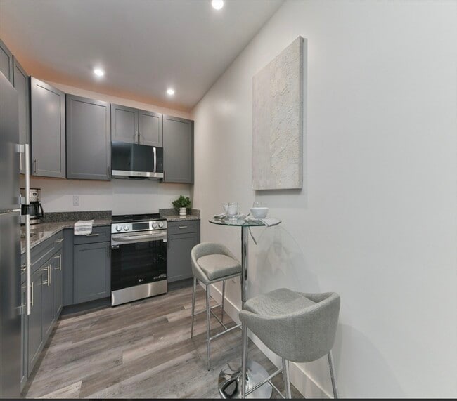 Building Photo - 585 Essex St