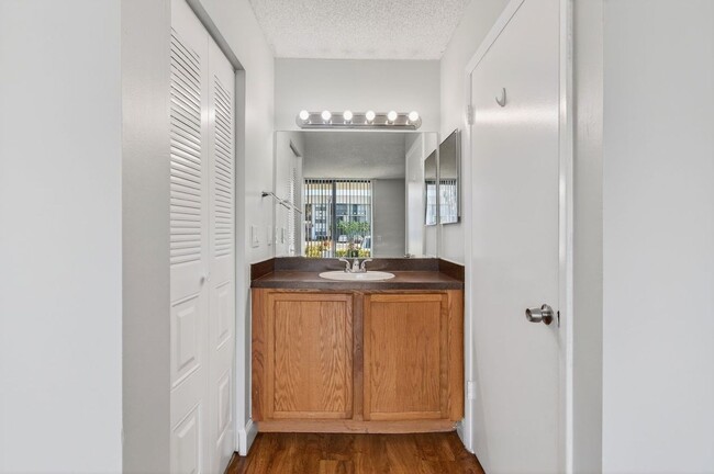 Building Photo - ONE BEDROOM ONE BATHROOM!! WATERFRONT COMMUNITY!