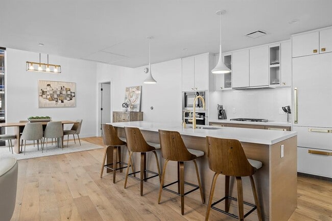 Building Photo - 70 Rainey St