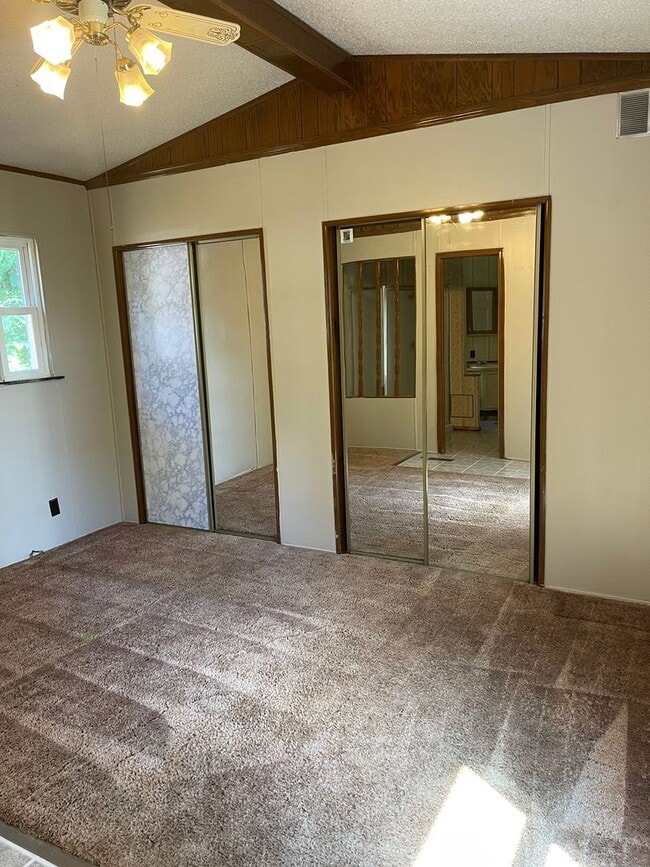 Building Photo - Available 8/6