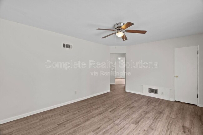 Building Photo - 9724 Dennis Dr