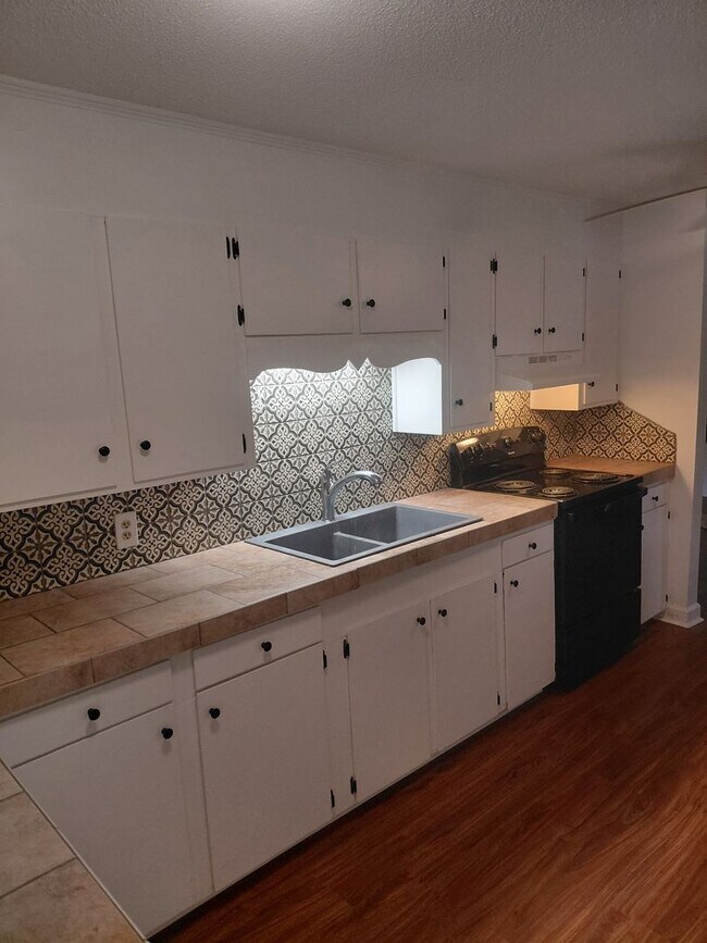 Building Photo - New renovation 3BR/2BA house