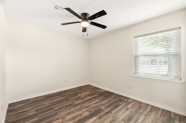 Building Photo - Recently Remodeled 3 bed, 2 bath, with 2-car Garage!