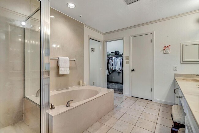 Building Photo - LUXURY 3-BEDROOM TOWNHOME IN ALAMO HEIGHTS