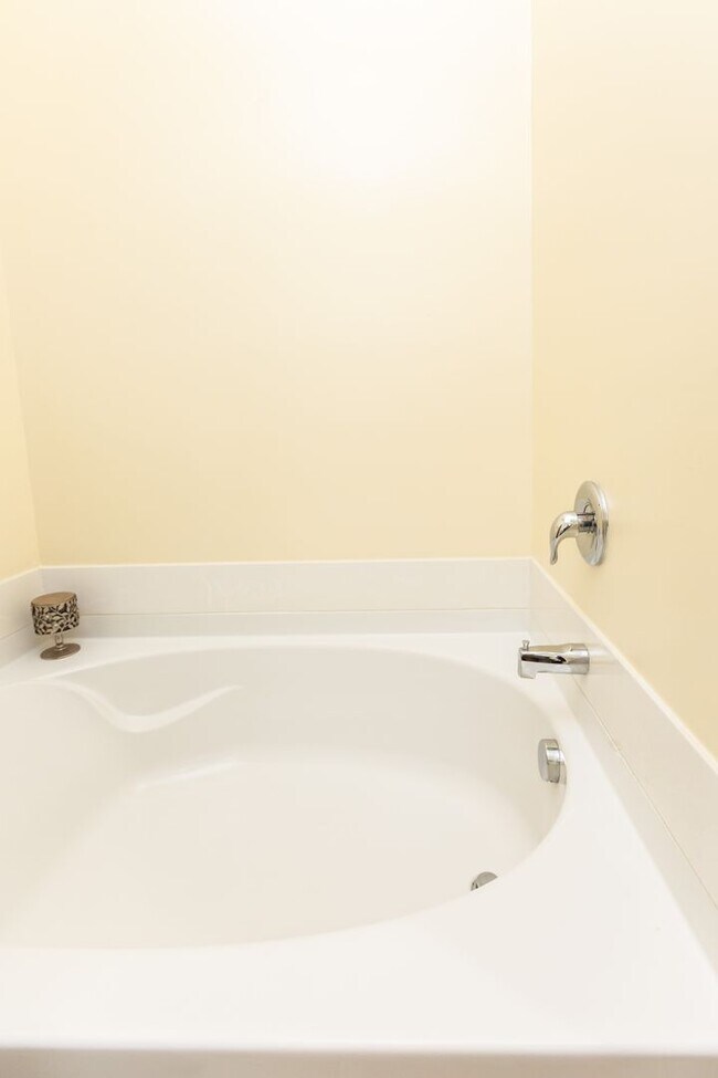Building Photo - 3 Bedroom 2.5 Bath Townhouse in Grand Oaks...