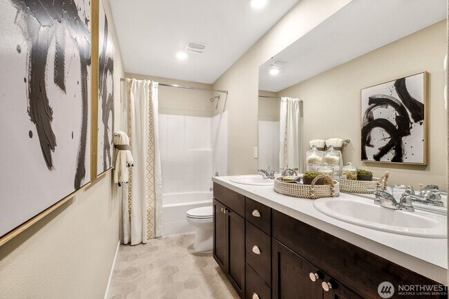 Building Photo - Beautiful 5-bedroom, 3-bath home offering 2,648 sq ft of comfortable living space on an east-faci...