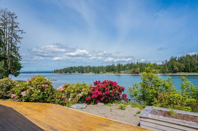 Building Photo - 3-Bed Waterfront Home in Vaughn