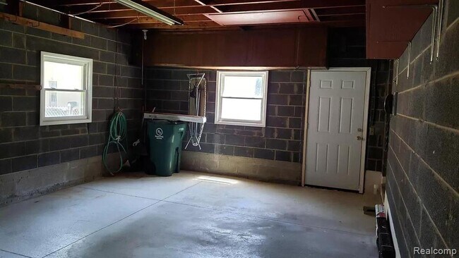 Building Photo - 2111 W 14 Mile Rd