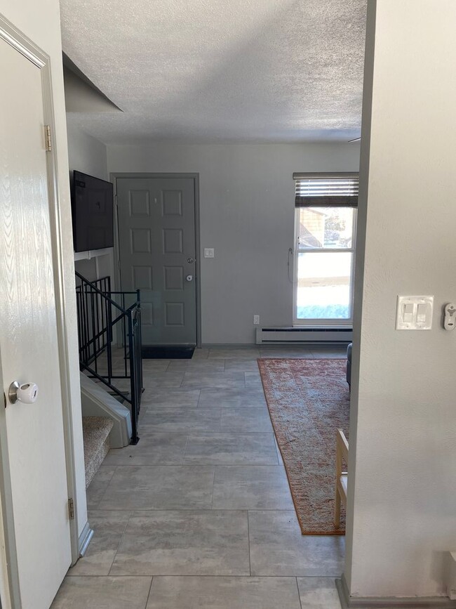 Building Photo - 1144 Maple Dr