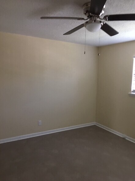 Building Photo - 2725 Wren Dr