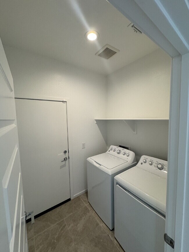 Building Photo - 32067 N Wayne Ln