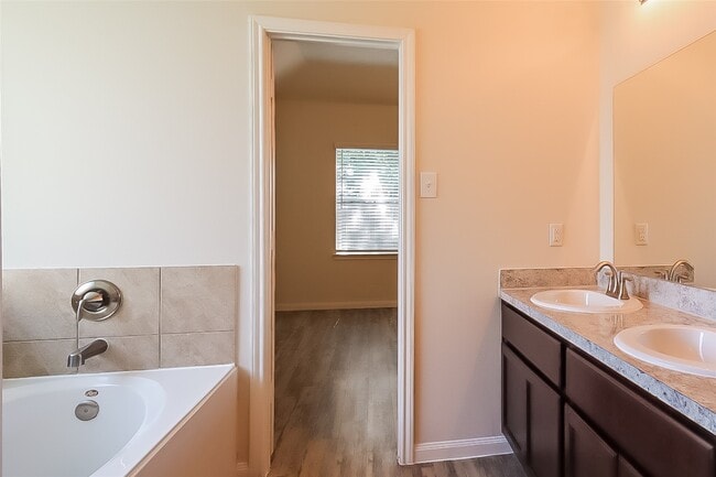 Building Photo - 705 Fallow Ln