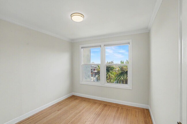 Building Photo - RENOVATED 3BR w/ Dining Room. VIEWS! Parking Avail., FREE Laundry!