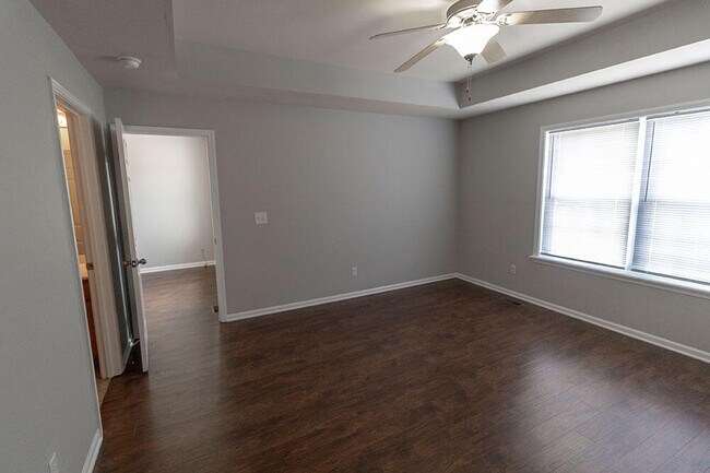 Building Photo - 1945 Center St