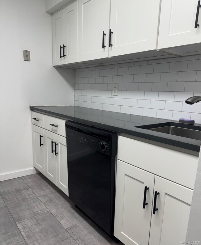 Building Photo - 235 W Park Ave