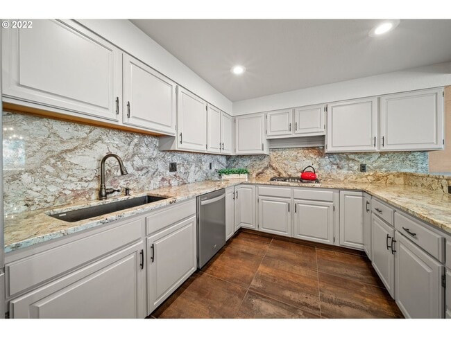 Building Photo - 5 bedroom 4 Bathroom Spectacular Townhome ~ Parking, A/C and More!