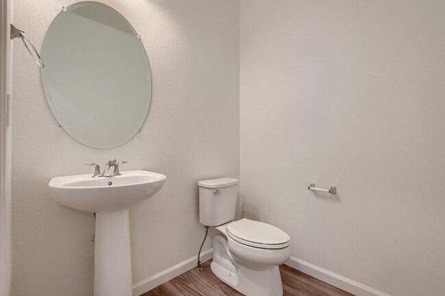 Building Photo - Welcome to this 3 bed, 2 and half bath town-home in Briargate area