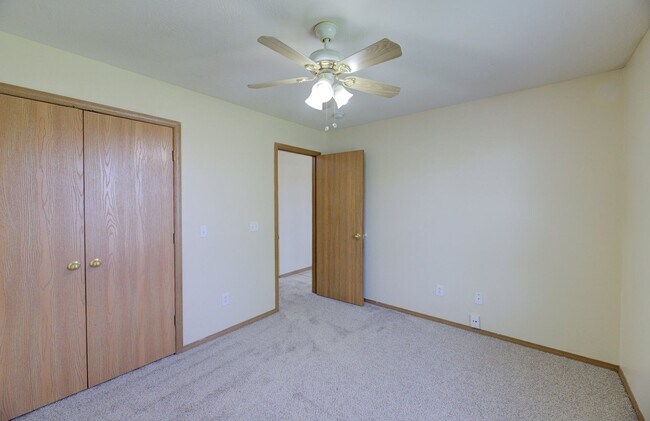 Building Photo - 3 Bedroom in Republic Schools!
