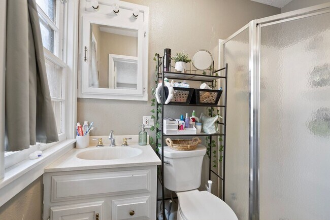 Building Photo - 603 W 18th St