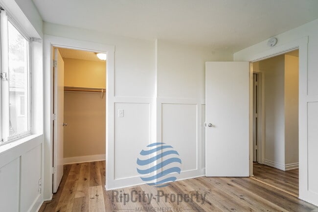 Building Photo - 2452 SE 9th Ct