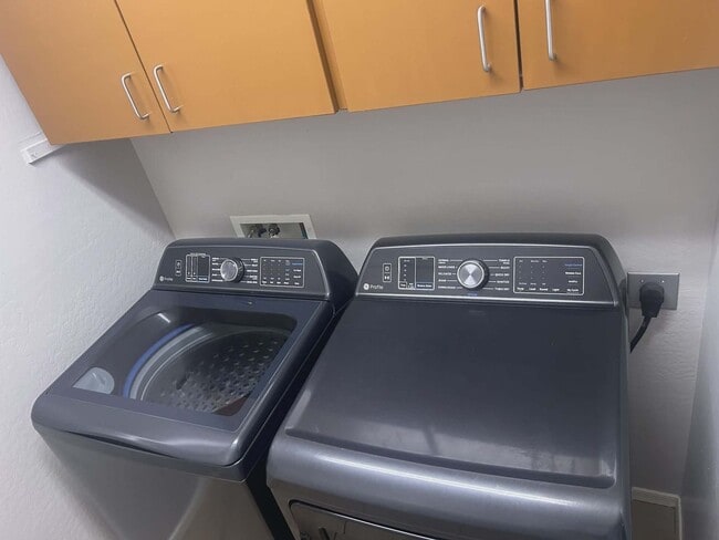 Building Photo - Well maintained 3 bedroom 2 bath charming home Free rent OAC