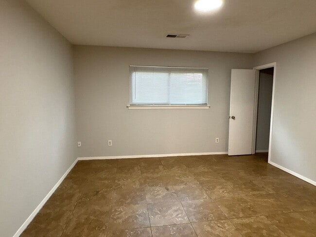 Building Photo - Freshly Transformed 3 bedroom home - Open To Section 8