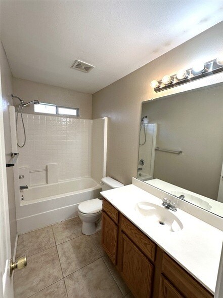 Building Photo - 822 Savage Dr