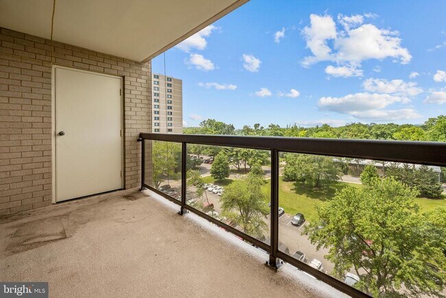 Building Photo - 205 Yoakum Pkwy