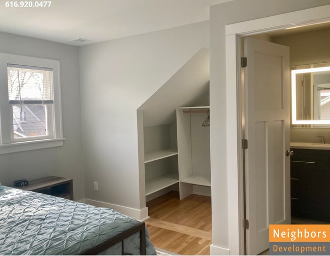 Building Photo - 927 Arianna St NW