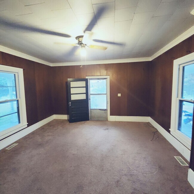 Building Photo - 302 Dahl St