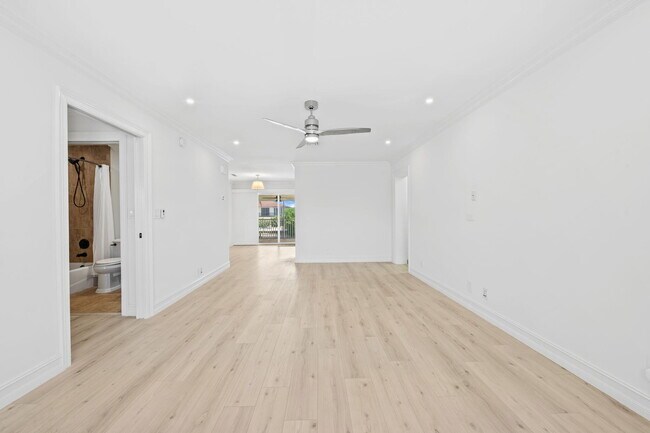 Building Photo - 1105 Bel Air Dr