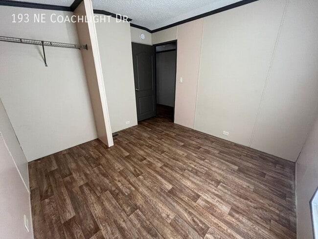 Building Photo - 193 Coachlight Dr