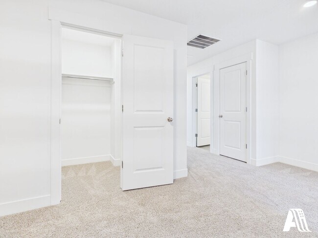 Building Photo - 447 E 650 N