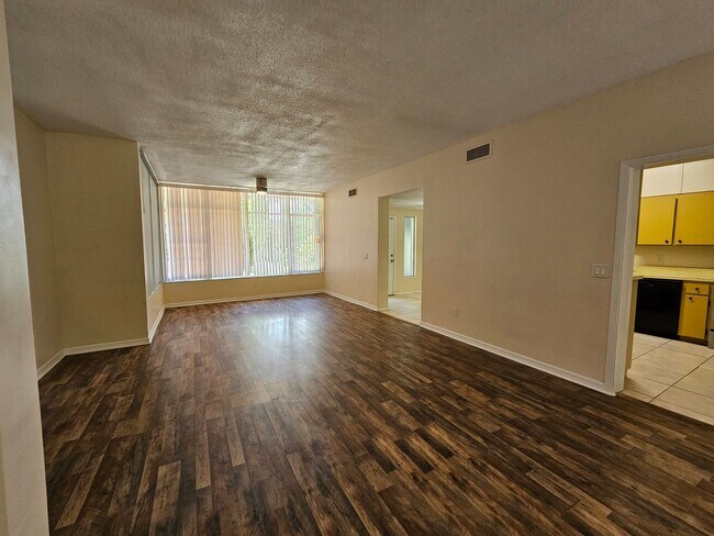 Building Photo - 6 Bedroom/3 Bath home in Black Acres