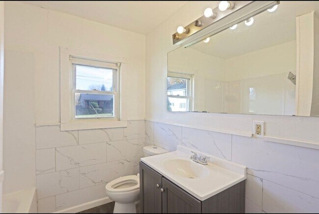 Building Photo - Open concept home in the City of Saginaw!