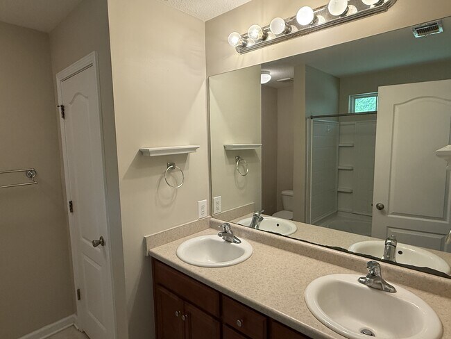 Building Photo - 146 Aquinnah Dr