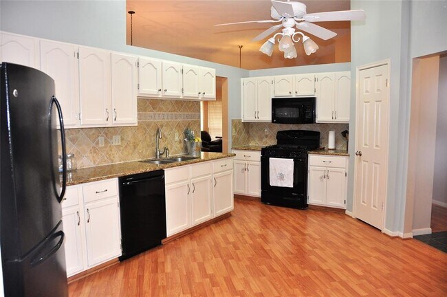 Building Photo - 1002 Abbott Dr