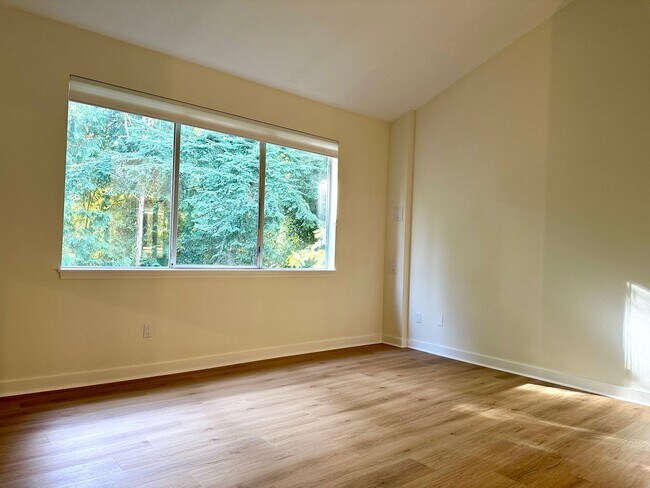 Building Photo - Beautiful 2 bed/2 Bath townhouse in Kenmore