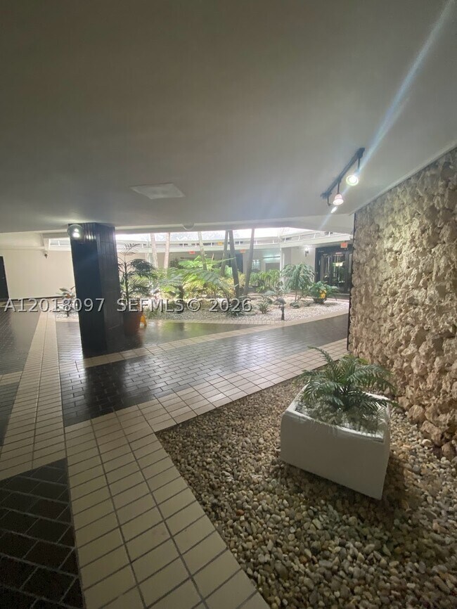 Building Photo - 13951 Kendale Lakes Dr